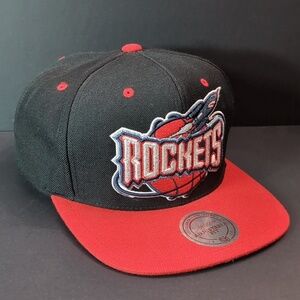 Mitchel & Ness Hardwood Classics Rockets Men's Flat Bill Black/Red Snapback Hat.